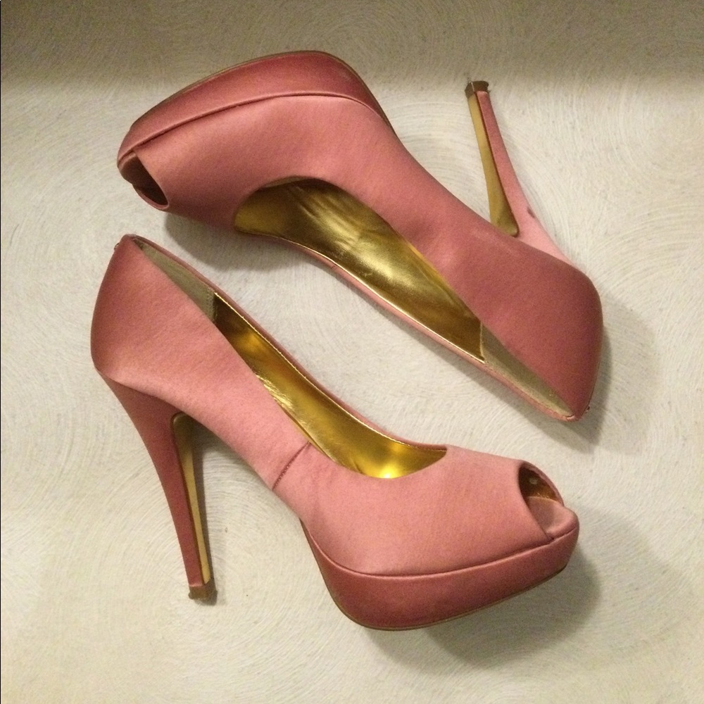 Ted Baker Svana 3 Satin Platforms. 5 $ shipping ❣️
